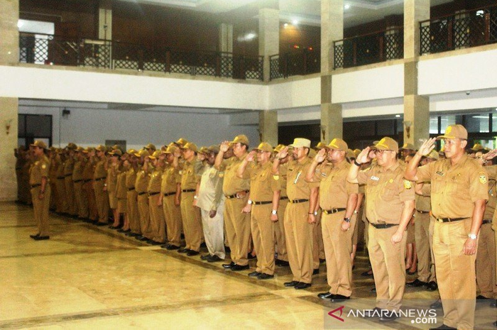 Gaji ke-13 Pegawai Negeri Sipil (PNS) telah dipastikan cair pada 1 Juni 2021. Simak daftar penerima hingga besaran yang masuk rekening. 