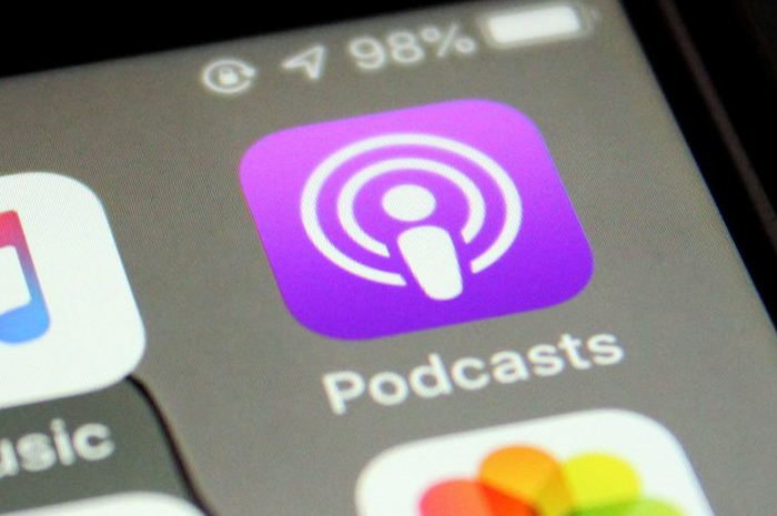 Ilustrasi Apple Podcast di iPhone