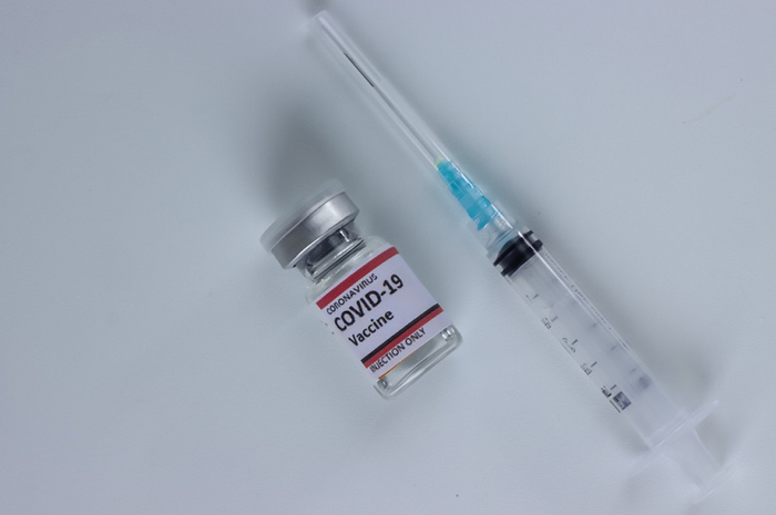 Merek vaksin Covid-19 yang efikasinya turun karena mutasi virus corona.