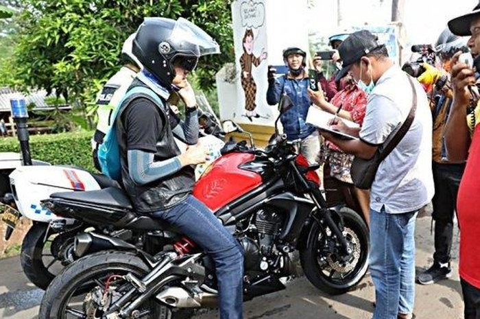 Ganjar pranowo naik motor bersama grup Motoran