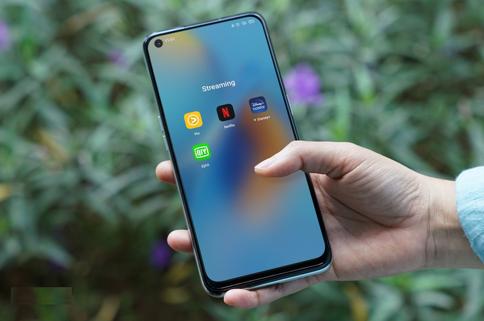 Ilusrasi memakai HP Oppo