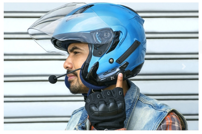 IT Intercom Bluetooth Headset saat dipakai dengan helm