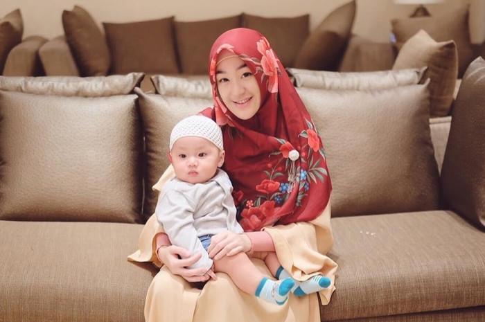 Potret Larissa Chou dan anaknya Yusuf
