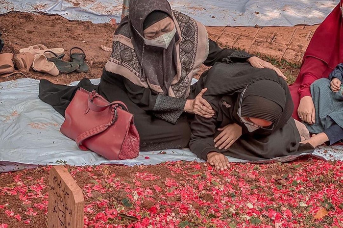 Foto Ria Ricis saat mengunjungi tanah makam sang ayahanda yang masih basah  bikin syok.
