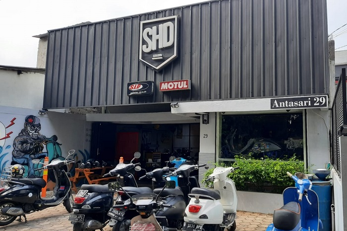 Setelah 10 tahun di Kemang, bengkel Vespa Scooter House Djakarta (SHD) akhirnya pindah ke sini.