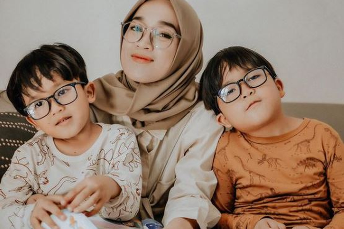 Tak pernah tanggapi isu main serong Nissa Sabyan dan Ayus Sabyan, Ririe Fairus fokus urus kedua anaknya. 