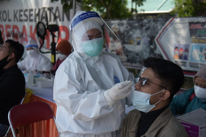 Satgas Covid-19 Surabaya melalui tim medis lakukan rapid antigen kepada seluruh warga yang akan masuk ke Kota Surabaya dari Madura. 