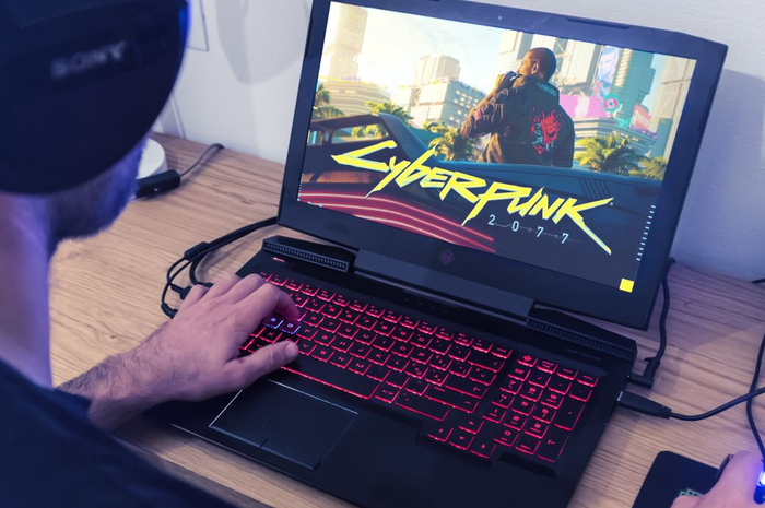 Ilustrasi bermaingame Cyberpunk 2077 di laptop gaming