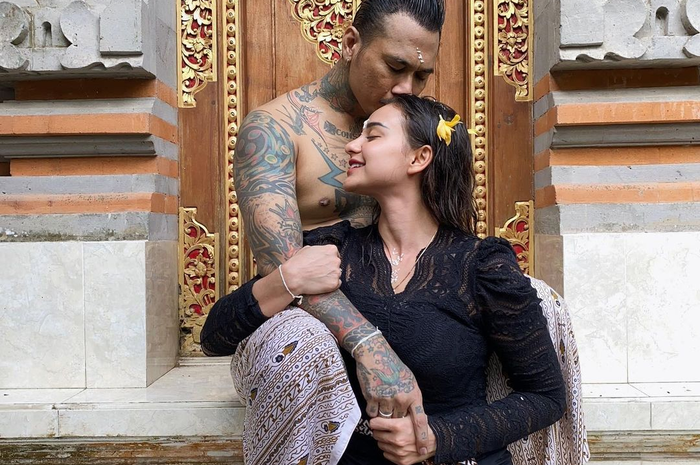 Nora Alexandra mengunggah foto berdoa di pura bersama suaminya, Jerinx SID. Agama Nora Alexandra pun kembali menjadi sorotan. 