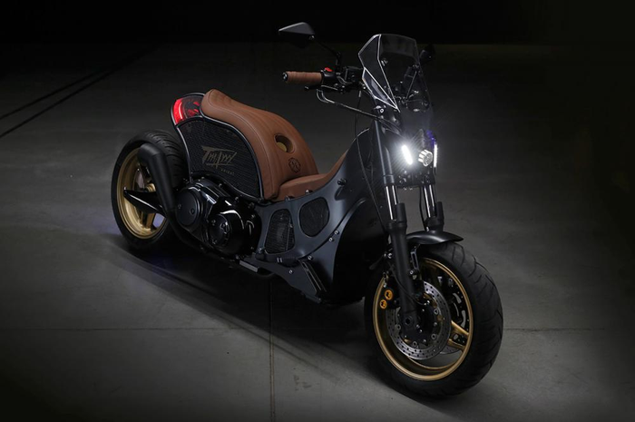 Modifikasi Yamaha TMAX dirombak ala cafe racer, muka mirip Yamaha MT-09!