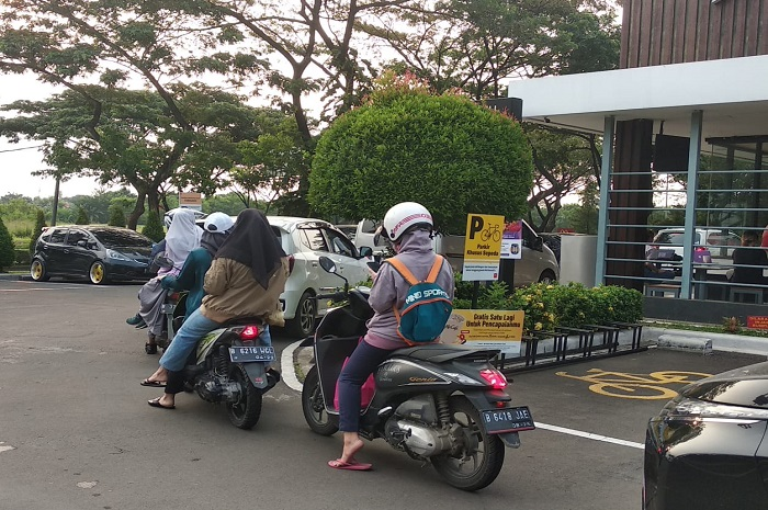 Suasana antrean BTS Meal di salah satu gerai McDonald's.