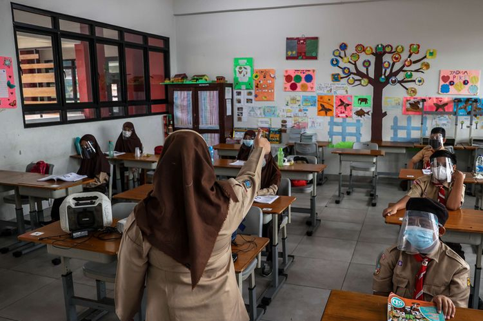 Uji coba sekolah tatap muka di Jakarta dihentikan.