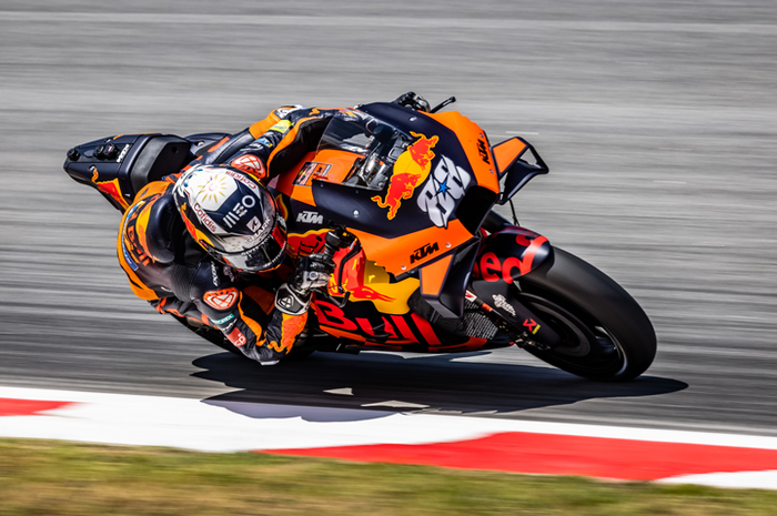 Pembalap MotoGP Miguel Olveira dengan motor MotoGP KTM RC16 baru pertama juara MotoGP Catalunya 2021 sudah dielu-elukan, ini alasannya