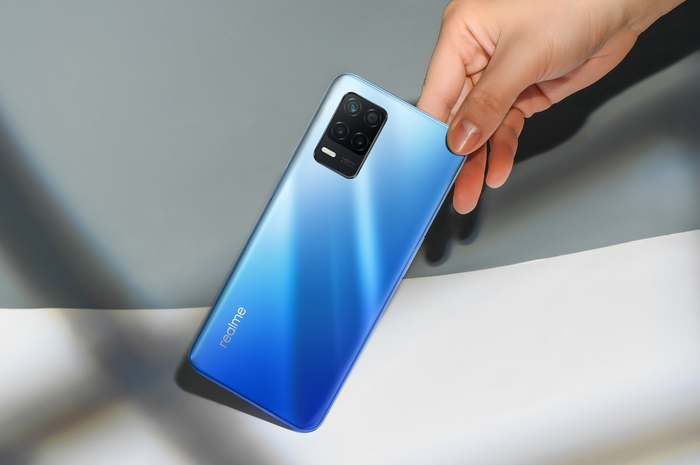 realme 8 5G warna biru dengan desain quad camera