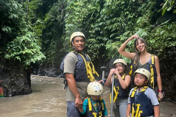 Nia Ramadhani berlibur bersama Ardi Bakrie. Lewat foto terbaru, foto bikini Nia Ramadhani mengkekspos tato di punggungnya. 
