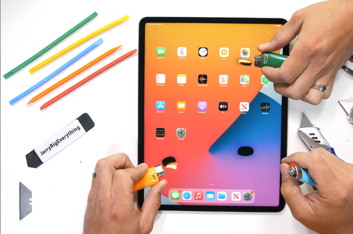 Uji ketahanan api di layar Mini-LED iPad Pro M1