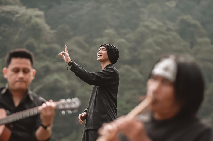 Penyanyi Anji juga sempat bikin gaduh dunia hiburan Tanah Air lantaran mengaku menghamili artis cantik ini. 