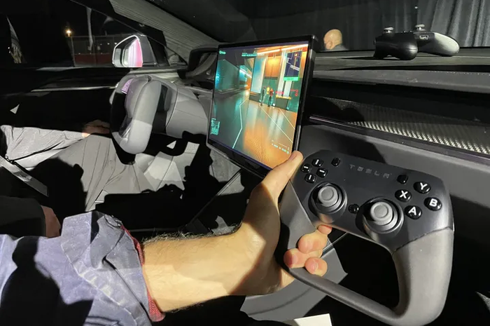 Ilustrasi bermain Cyberpunk 2077 di mobil Tesla model S Plaid