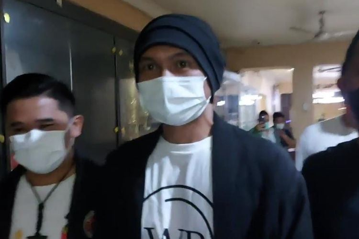 Musisi Anji jalani cek kesehatan di Mapolres Jakarta Barat pada Senin (14/6/2021). Pemeriksaan dilakukan terkait dugaan penyalahgunaan narkotika. 
