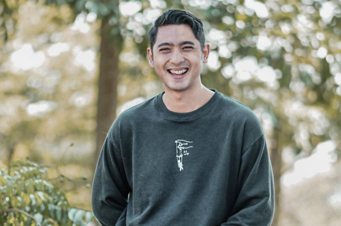 Keluarga Arya Saloka memang jarang disorot publik, namun ternyata sang Kakak perempuan pemeran Aldebaran ini berprofesi sebagai MUA.