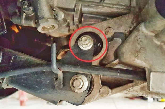 Karet engine mounting sengaja dibuat oblak