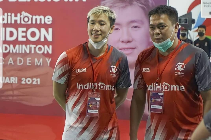 Usai mendapatkan pertolongan pertama di lapangan, nyawa Markis Kido (kanan) tak dapat diselamatkan. Sahabat sang legenda pun memohon maaf kepada keluarga. 
