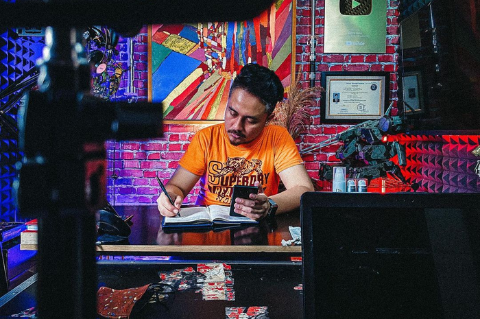 Kasus baru Corona di Indonesia kembali melonjak, Denny Darko sudah memberi peringatan, semua orang akan terpapar Covid-19. Obatnya pun cuma satu.