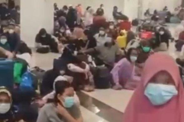 Pasien Covid-19 membludak antre masuk Rumah Sakit Darurat Covid-19 (RSDC) Wisma Atlet Kemayoran.