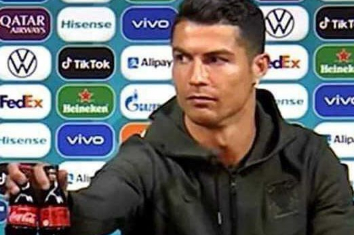 Cristiano Ronaldo geser botol Coca-Cola.
