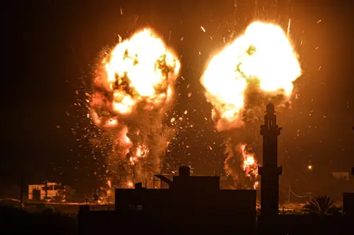 Serangan udara Israel atas balasan balon pembakar dari Palestina.