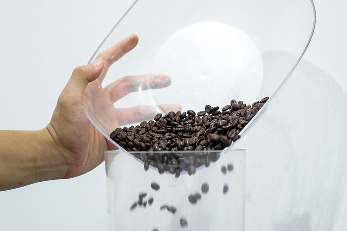 Kopi yang sudah begitu populer sebagai minuman pembangkit mood, ternyata memilki manfaat rahasia untuk area rumah kita.