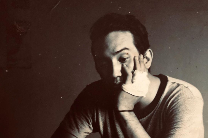 Foto terkini aktor Gary Iskak yang ogah hapus tato meski suah berhijrah bikin pasrah. Istrinya pun pasrah.  