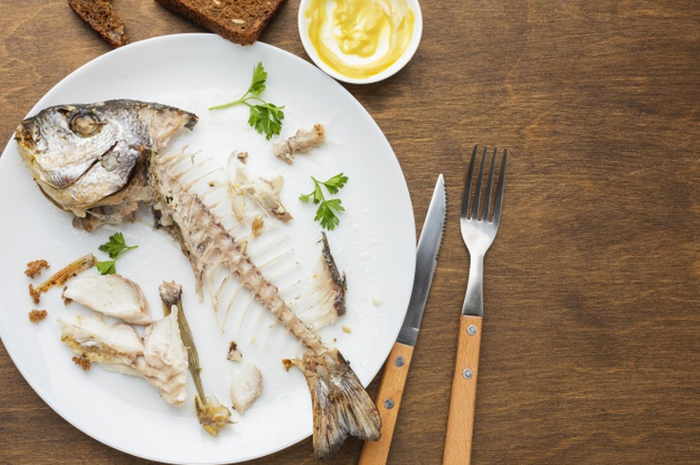 Mengatasi duri ikan tersangkut di tenggorokan.