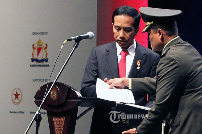 Presiden Joko Widodo saat akan berpidato. Selama pandemi Jokowi utang Rp 25 triliun ke Bank Dunia.
