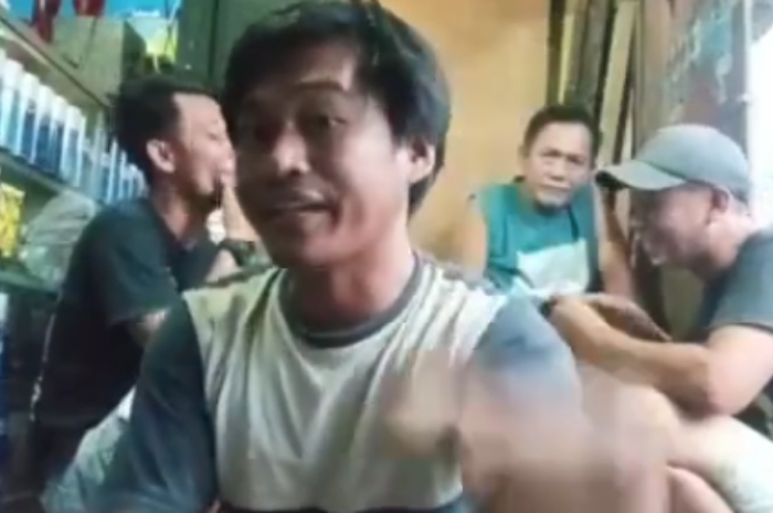 Pria ditangkap polisi karena tidak percaya Covid-19.