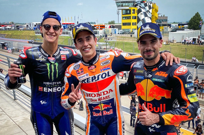 Pembalap MotoGP Marc Marquez (tengah) gak ada yang bisa lawan di MotoGP Jerman 2021. Miguel Oliveira (kanan) harus puas finih 2 dan Fabio Quartararo (kiri) finis ketiga