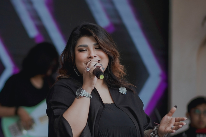 Nania Idol atau Nania Yusuf semakin mantap menjalani agamanya saat ini usai dikatai kafir oleh bapaknya sendiri. 