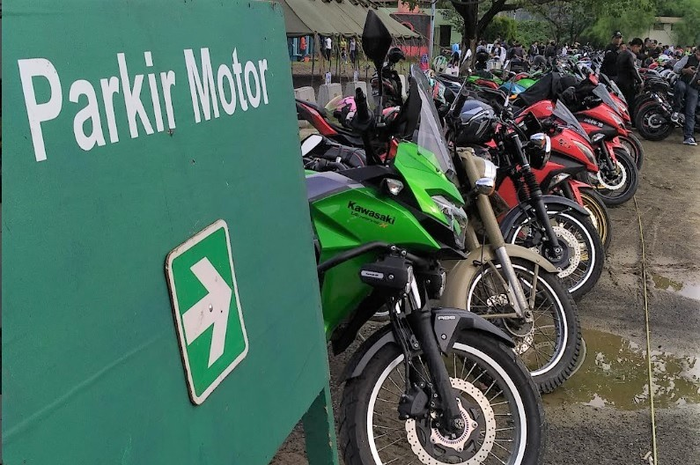 Pemerintah Provinsi (Pemprov) DKI Jakarta memiliki wacana merevisi tarif parkir motor jika belum bayar pajak tahunan maka bayar parkir akan lebih mahal.