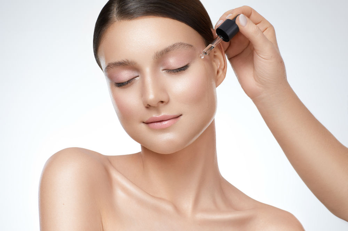 Ilustrasi menggunakan serum niacinamide
