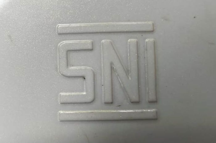 Logo SNI harus berupa embos atau cetakan, bukan berupa stiker atau tinta 