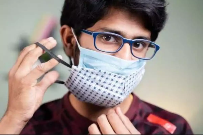 Penggunaan masker ganda untuk mencegah penularan virus Covid-19.