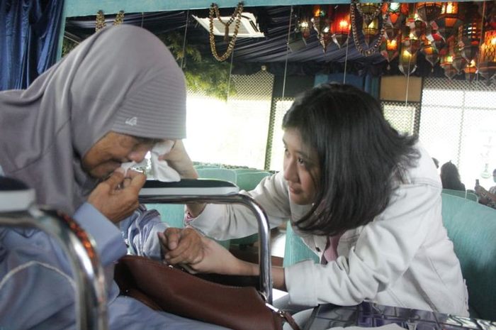 Amel ikut menangis saat melihat ibu Nike Ardilla