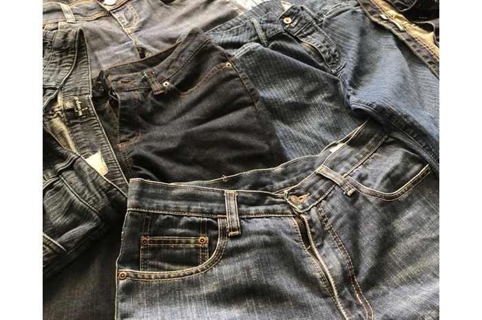 Manfaatin denim lama jadi outfit riding 