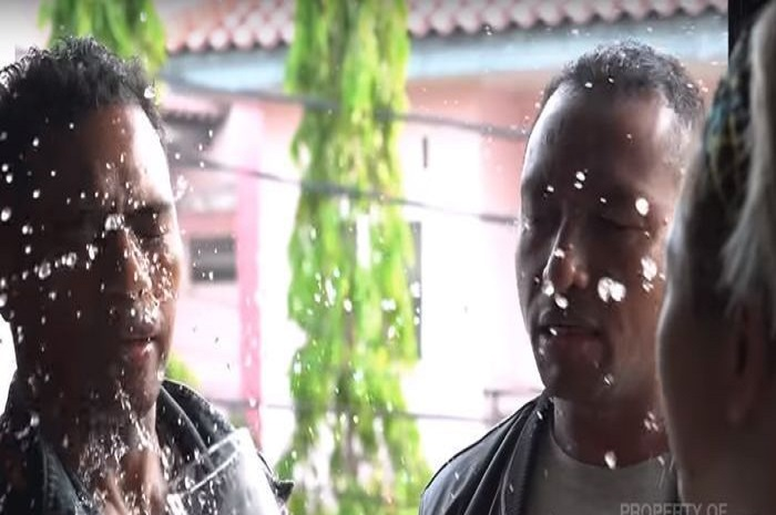 Momen saat Nikita Mirzani siram debt collector.