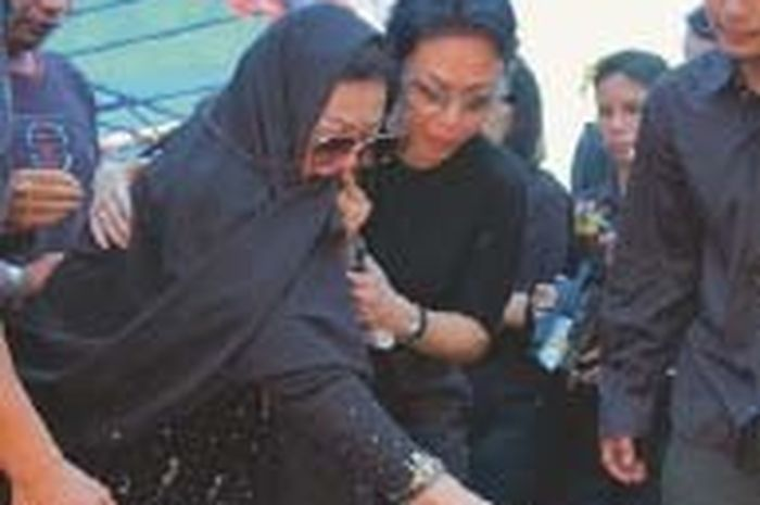 Meninggal dalam keadaan tersenyum, jenazah Indra Safera diantar ribuan orang menuju pemakaman.