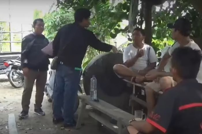 Ilustrasi Debt collector gagal tarik paksa kendaraan pakai kata ajaib ini