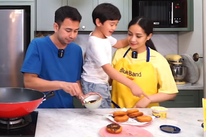 Raffi, Nagita, dan Rafathar beri topping donat kentang