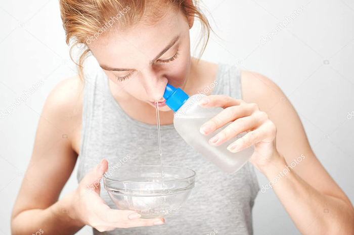 Ilustrasi membersihkan hidung. Larutan NaCl bisa membersihkan virus corona di hidung kembali ramai dibahas. 