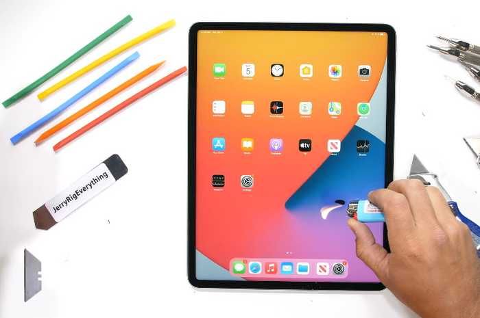 Layar iPad Pro M1 yang dibakar menggunakan korek api sehingga memunculkan titik berwarna hitam