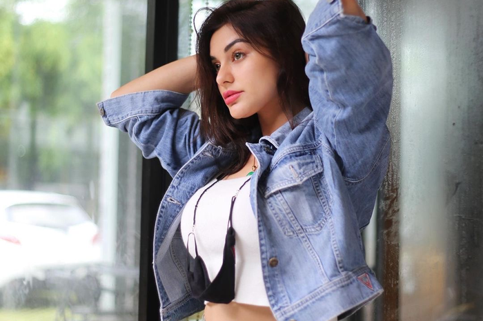 Nora Alexandra mengunggah foto-foto lawasnya sebelum melakukan oplas payudara. Netizen malah salfok ke wajahnya.